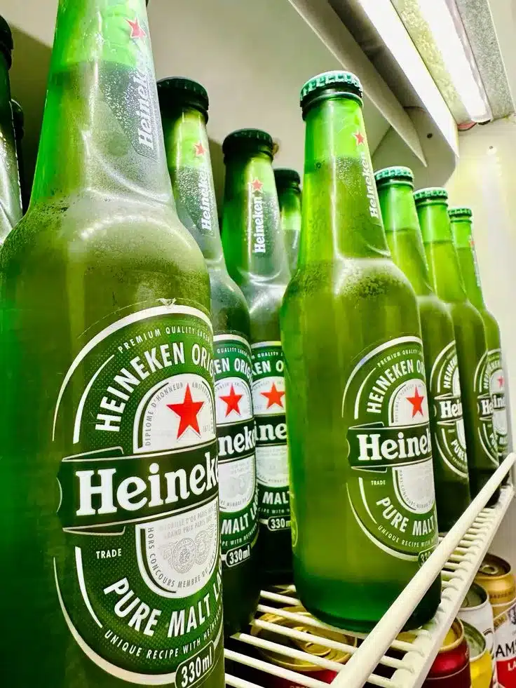 Heineken oferece vagas em home office com salários de até R$ 22 mil; saiba como se inscrever 1 Garrafas de Heineken em exibição, com a marca claramente visível, simbolizando a oferta de vagas de trabalho home office