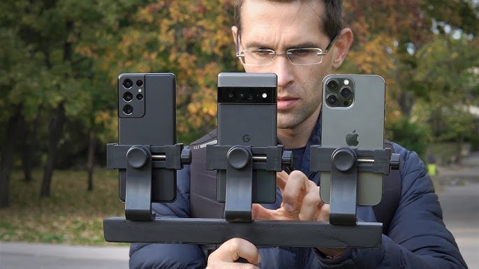 Homem comparando a qualidade de câmera de três smartphones diferentes: Samsung, Google Pixel e iPhone.