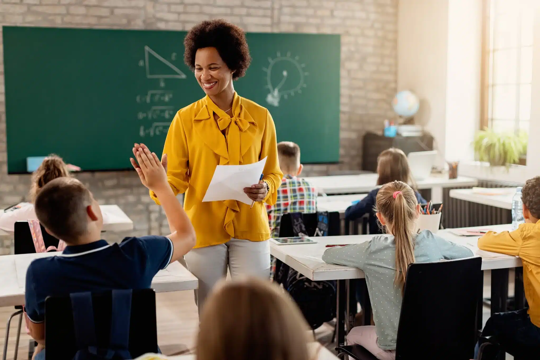 Dia do Professor: Valorizando a Educação no Brasil Professor(a) com os alunos na sala de aula, celebrando o Dia do Professor, uma data que destaca a importância dos profissionais da educação no Brasil.