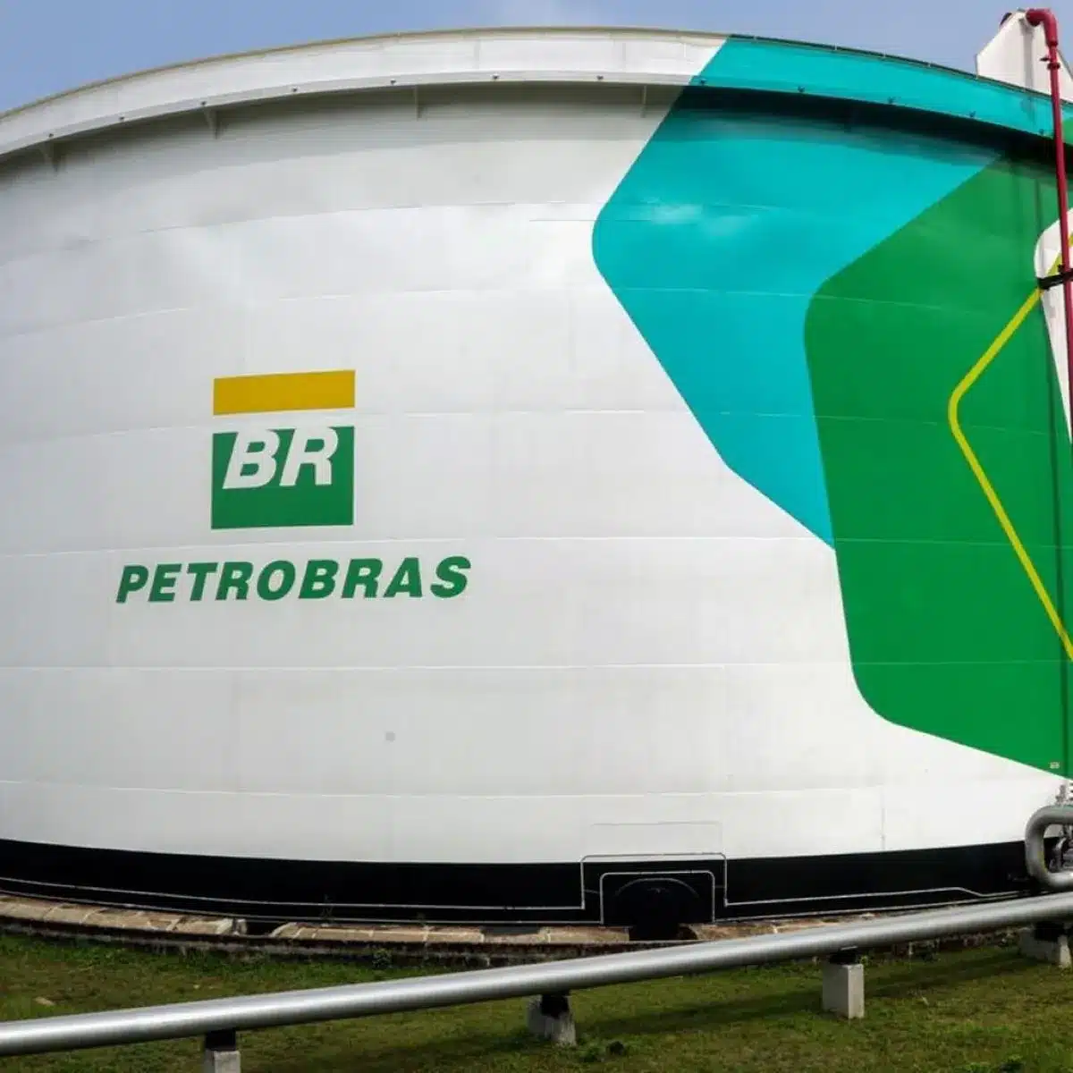 Autorização para perfuração de poço na Bacia da Foz do Amazonas: uma nova etapa para a Petrobras. Tanque da Petrobras com logo da empresa e elementos gráficos representando exploração e produção de petróleo.