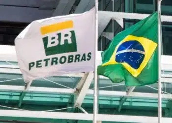 Logo da Petrobras e bandeira do Brasil representando o aval para explorar Foz do Amazonas.