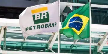 Logo da Petrobras e bandeira do Brasil representando o aval para explorar Foz do Amazonas.