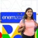 Jovem estudante sorridente com mochila em frente a um banner do ENEM 2025 e elementos gráficos coloridos da bandeira do Brasil