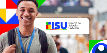 Estudante sorridente com mochila e crachá em frente ao logotipo do SiSU (Sistema de Seleção Unificada).