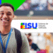 Estudante sorridente com mochila e crachá em frente ao logotipo do SiSU (Sistema de Seleção Unificada).