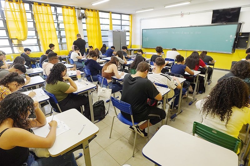 Estudantes concentrados durante a prova do Provão Paulista 2025 em uma sala de aula.
