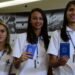 Jovens aprendizes, segurando suas carteiras de trabalho, simbolizando o direito ao 13º salário e a inclusão no programa de aprendizagem.
