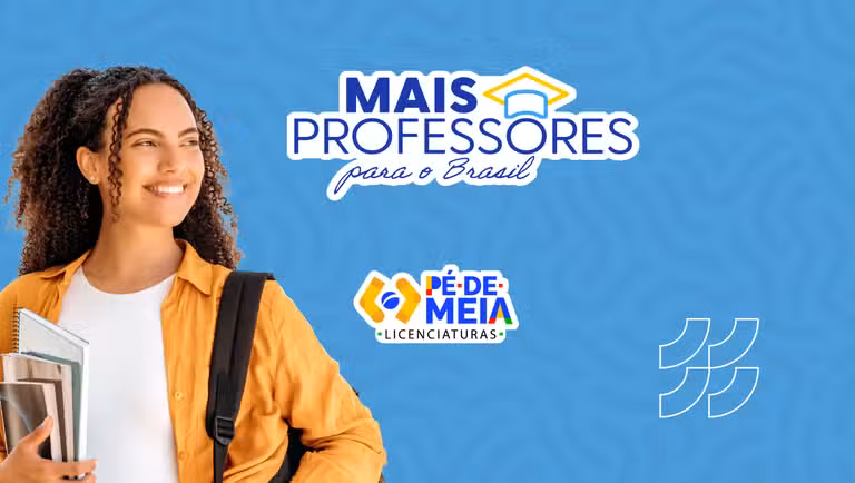 Bolsa Mais Professores 1.png Mulher sorridente com camisa laranja ao lado do logo Bolsa Mais Professores em fundo claro