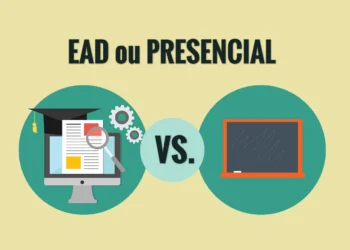 Comparativo visual entre ensino a distância (EAD), representado por um monitor com conteúdos de estudo, e ensino presencial, simbolizado por um quadro negro.