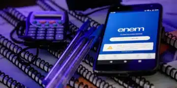 Aplicativo oficial do Enem em tela de celular, com a opção de login único (gov.br), ao lado de uma calculadora e canetas, simbolizando a preparação e a realização da prova.