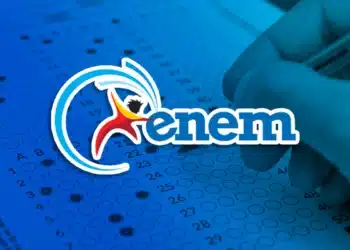 Pessoa preenchendo cartão de respostas do ENEM com logo oficial na parte central da imagem