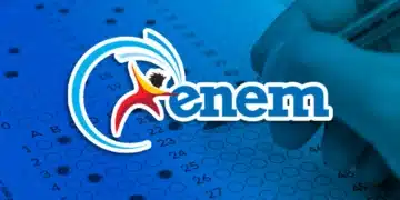 Pessoa preenchendo cartão de respostas do ENEM com logo oficial na parte central da imagem