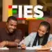 Dois jovens estudantes sorrindo e escrevendo em cadernos com o logo colorido do FIES atrás