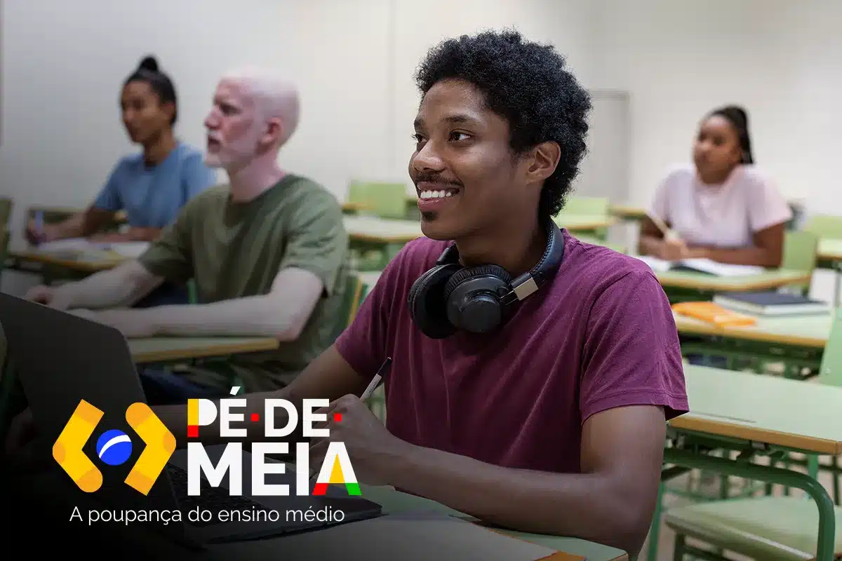 Bônus Pé de Meia R$ 3 Mil Acumulado Saque Final Estudante com mochila e cadernos, com notas de R$ 100 ao fundo, representando o bônus de R$ 3 mil do programa Pé-de-Meia. A imagem simboliza a poupança do Ensino Médio.