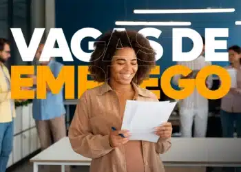 Profissional sorrindo em um escritório, segurando documentos, com o texto "VAGAS DE EMPREGO". A imagem simboliza a conquista de uma oportunidade na lista de vagas abertas no banco Itaú.