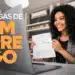 Mulher sorridente mostrando contrato durante entrevista de emprego online em escritório moderno