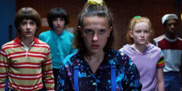 O elenco jovem de Stranger Things: Millie Bobby Brown (Eleven), Finn Wolfhard (Mike), Noah Schnapp (Will), Sadie Sink (Max) e Caleb McLaughlin (Lucas), em uma cena determinada da série.