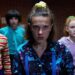 O elenco jovem de Stranger Things: Millie Bobby Brown (Eleven), Finn Wolfhard (Mike), Noah Schnapp (Will), Sadie Sink (Max) e Caleb McLaughlin (Lucas), em uma cena determinada da série.