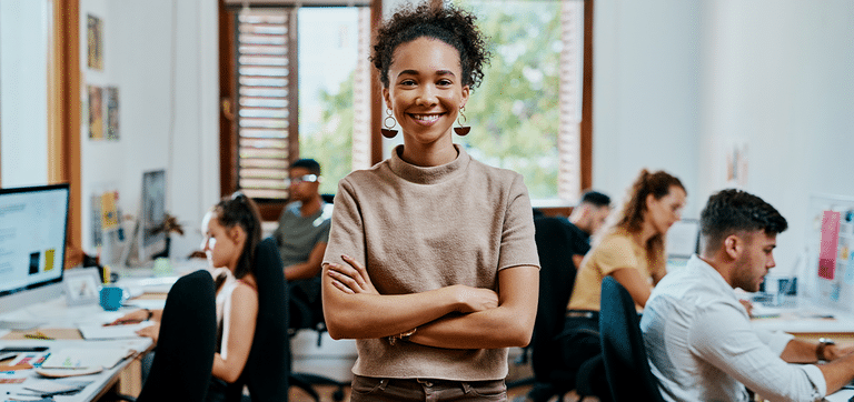 Jovem profissional em escritório moderno, representando a experiência prática e o desenvolvimento de carreira obtidos pelo programa Jovem Aprendiz.