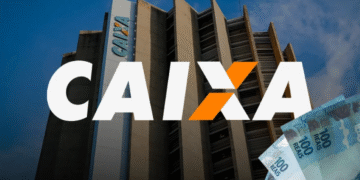 Logotipo da CAIXA sobre prédio da instituição com notas de 100 reais em destaque.