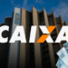 Logotipo da CAIXA sobre prédio da instituição com notas de 100 reais em destaque.
