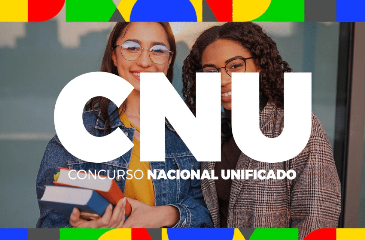 Duas estudantes sorridentes com livros em ambiente moderno com texto CNU Concurso Nacional Unificado e tema sobre divulgação dos resultados das provas objetivas 2025.