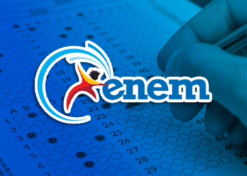 Logotipo colorido do Enem sobre uma folha de respostas de múltipla escolha com opções A B C D E e mão segurando caneta.