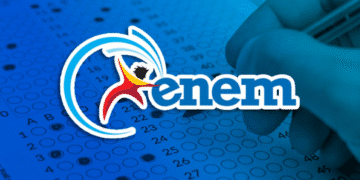 Logotipo colorido do Enem sobre uma folha de respostas de múltipla escolha com opções A B C D E e mão segurando caneta.