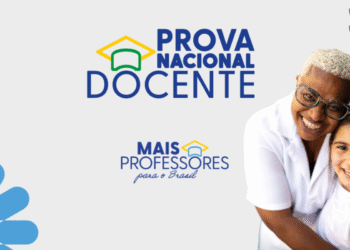 Professora sorridente de óculos e cabelo curto e loiro abraça uma aluna, celebrando o programa Mais Professores para o Brasil e a Prova Nacional Docente (PND) 2025.