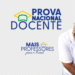 Professora sorridente de óculos e cabelo curto e loiro abraça uma aluna, celebrando o programa Mais Professores para o Brasil e a Prova Nacional Docente (PND) 2025.