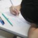 Estudante do Ensino Médio durante a prova do Provão Paulista, com foco nas questões do exame.