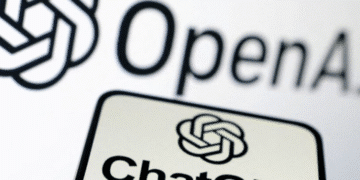 Logotipos da OpenAI e do ChatGPT exibidos em destaque.