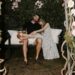Taylor Swift e Travis Kelce abraçados em banco, ilustrando a intensa conexão e a afinidade que fãs sentem com celebridades em relações parassociais.