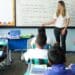 Professor e professora ensinando em sala de aula, com foco no Reconhecimento Mais Professores do MEC, que oferece R$ 3 mil para educadores brasileiros.