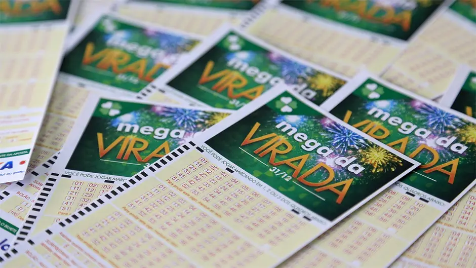 Mega da Virada 2025: Apostas para o Ano Novo Vários bilhetes da Mega da Virada com fogos de artifício e números para apostar