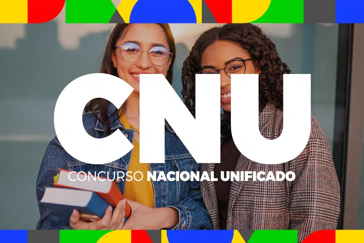 Concurso Nacional Unificado Dois estudantes de universitários sorrindo segurando material de estudo no campus