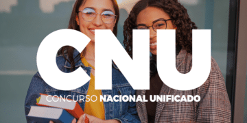 Duas estudantes universitárias sorrindo, segurando livros com destaque para o logotipo "CNU 2025 - Concurso Nacional Unificado".