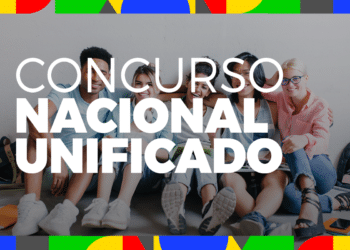 Grupo de jovens candidatos sentados sorrindo, ilustrando matéria sobre o Concurso Nacional Unificado.