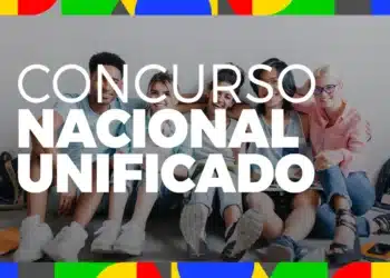 Grupo de cinco jovens sentados sorrindo, ao fundo texto Concurso Nacional Unificado.