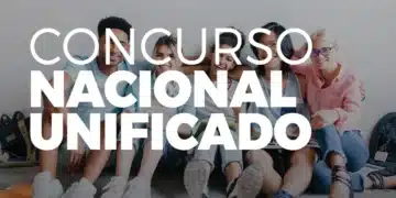 Grupo de cinco jovens sentados sorrindo, ao fundo texto Concurso Nacional Unificado.