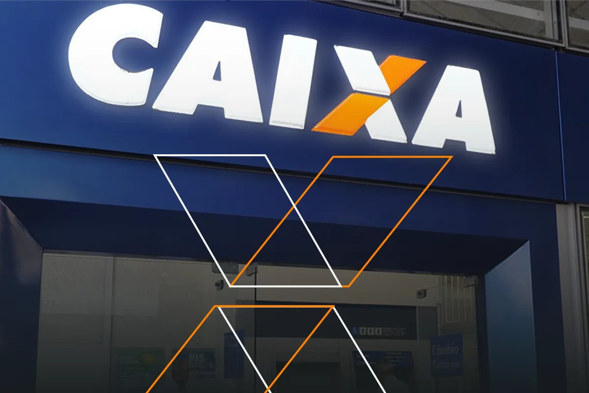 Fachada da Caixa Econômica Federal com logo iluminado Fachada da Caixa Econômica Federal com logo branco e azul iluminado em agência bancária