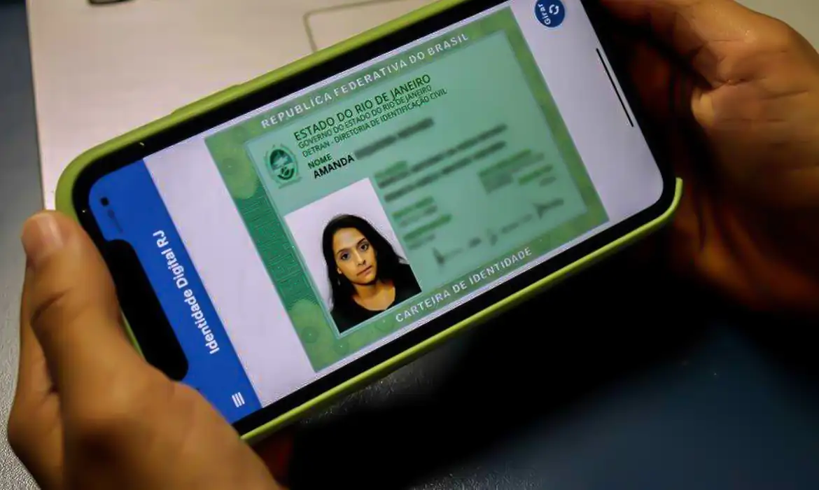 Carteira de Identidade Digital RJ no celular Smartphone exibindo carteira de identidade digital do Estado do Rio de Janeiro com foto e dados pessoais