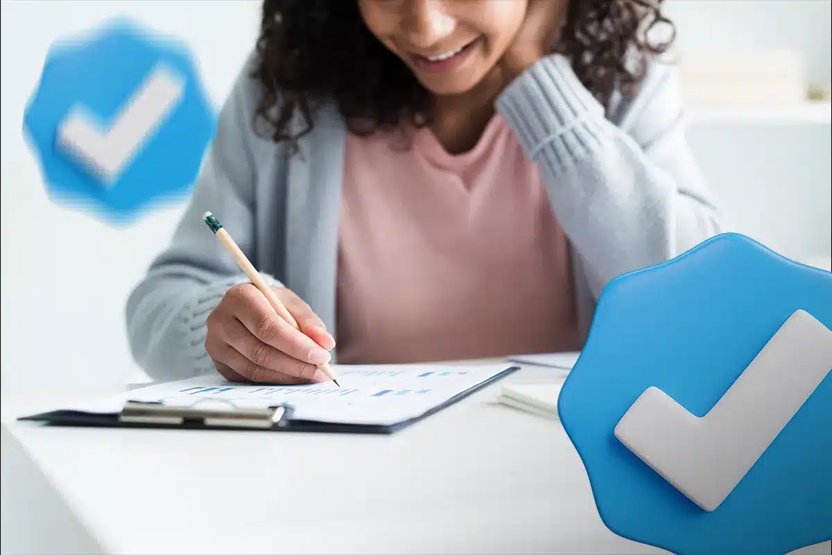 Fique Atento: Inscrições da Marinha Encerram em 27 de Janeiro e Taxa é de Apenas R$ 70,00 Jovem estudando concentrado em uma mesa, representando a preparação para o concurso da Marinha do Brasil, cujas inscrições se encerram em 27 de janeiro de 2026, com taxa de R$ 70,00.