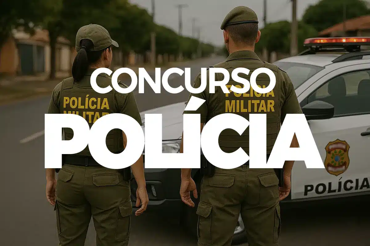 Concurso Polícia Militar Dois policiais militares de costas com uniforme verde em rua com viatura da polícia ao lado.