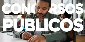 Homem jovem concentrado escrevendo em um caderno durante estudos, com o texto 'CONCURSOS PÚBLICOS' sobreposto à imagem.