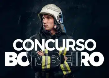 Bombeiro fardado posando para divulgação do concurso do Corpo de Bombeiros do RJ.
