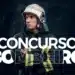 Bombeiro fardado posando para divulgação do concurso do Corpo de Bombeiros do RJ.