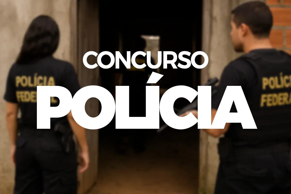 requisitos concurso pm sp soldado 2 classe Vista traseira de dois policiais fardados com coletes onde se lê "POLÍCIA FEDERAL", em frente a uma entrada escura, com o texto "CONCURSO POLÍCIA" sobreposto em letras brancas.