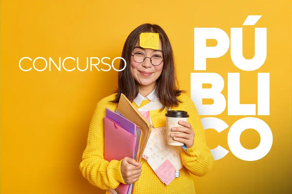 Etapas Concurso Polícia Penal MG Prova Objetiva TAF Homem estudando em um ambiente com livros, fazendo anotações em um caderno e com a palavra "CONCURSOS PÚBLICOS" em destaque. Ilustra a fase de preparação para a prova objetiva do Concurso Polícia Penal MG.