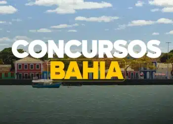 Vista do mar com barco pequeno em frente à orla com casas coloridas e texto concursos Bahia em destaque
